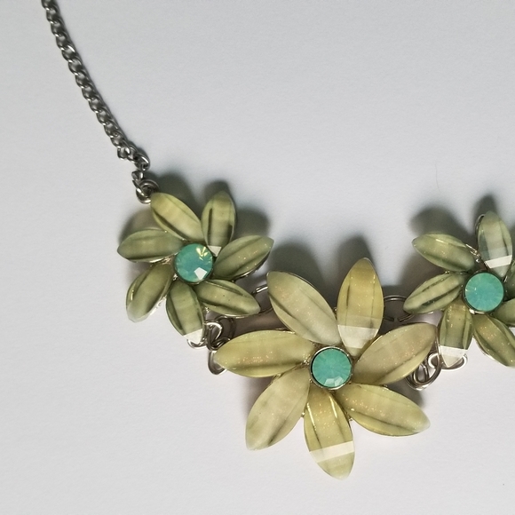 Green flowers necklace - Picture 2 of 4